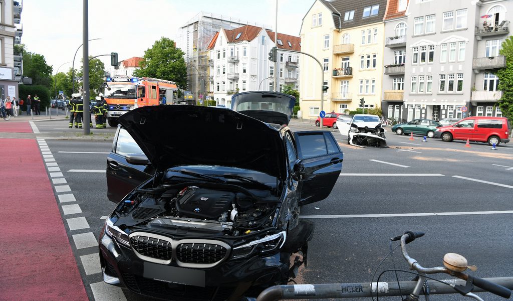 Schwerer Unfall an Hamburger Kreuzung: Mehrere Verletzte – darunter Kinder