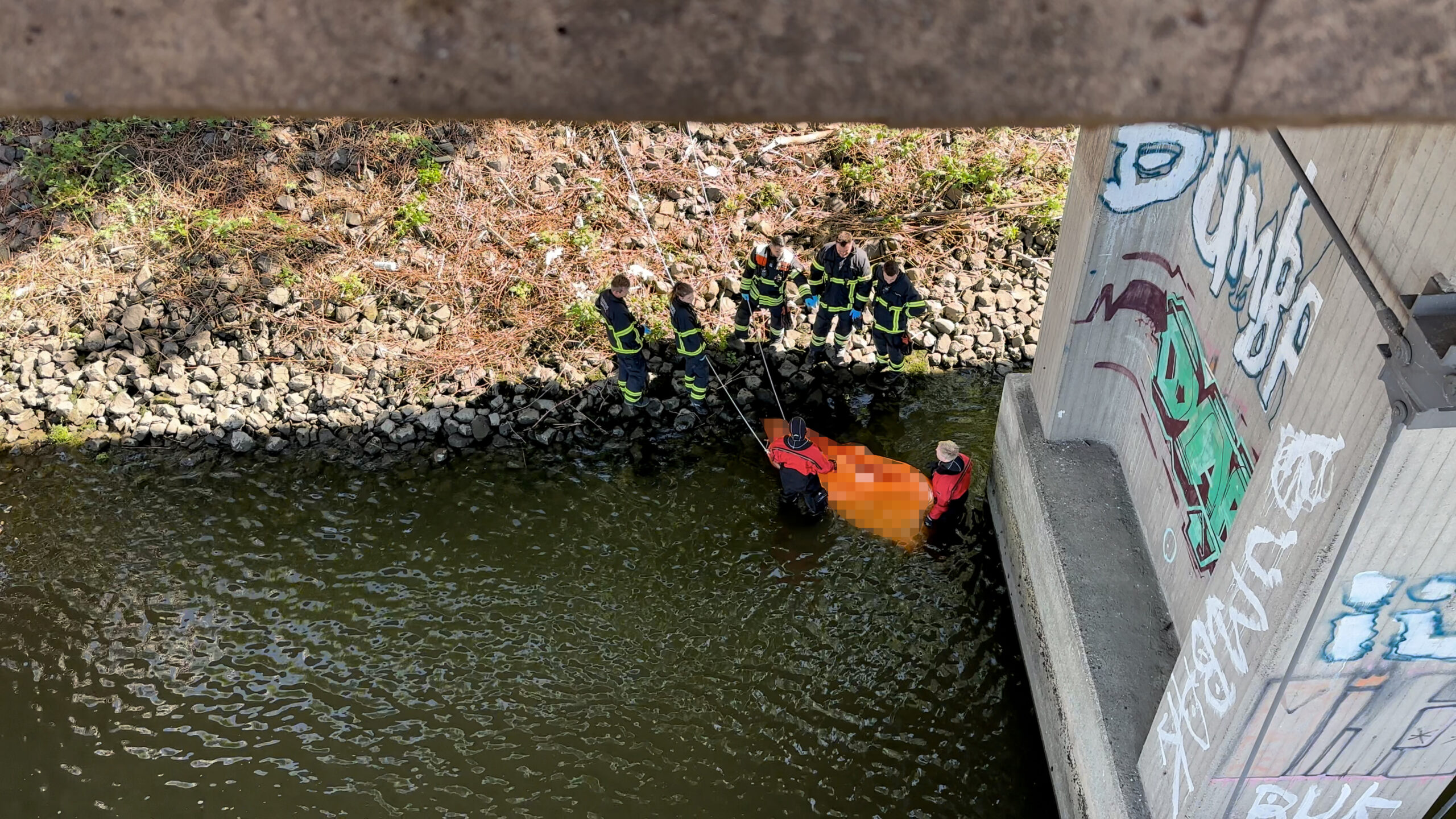 Die Leiche wurde von Feuerwehrtauchern geborgen und an die Polizei übergeben.