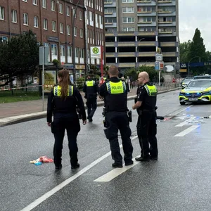 Polizisten am Einsatzort in Jenfeld.
