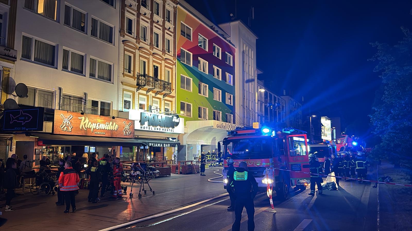 Bei einem Feuer im Regenbogenhaus an der Reeperbahn starb in der Nacht ein Mensch.