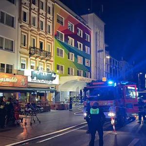 Bei einem Feuer im Regenbogenhaus an der Reeperbahn starb in der Nacht ein Mensch.