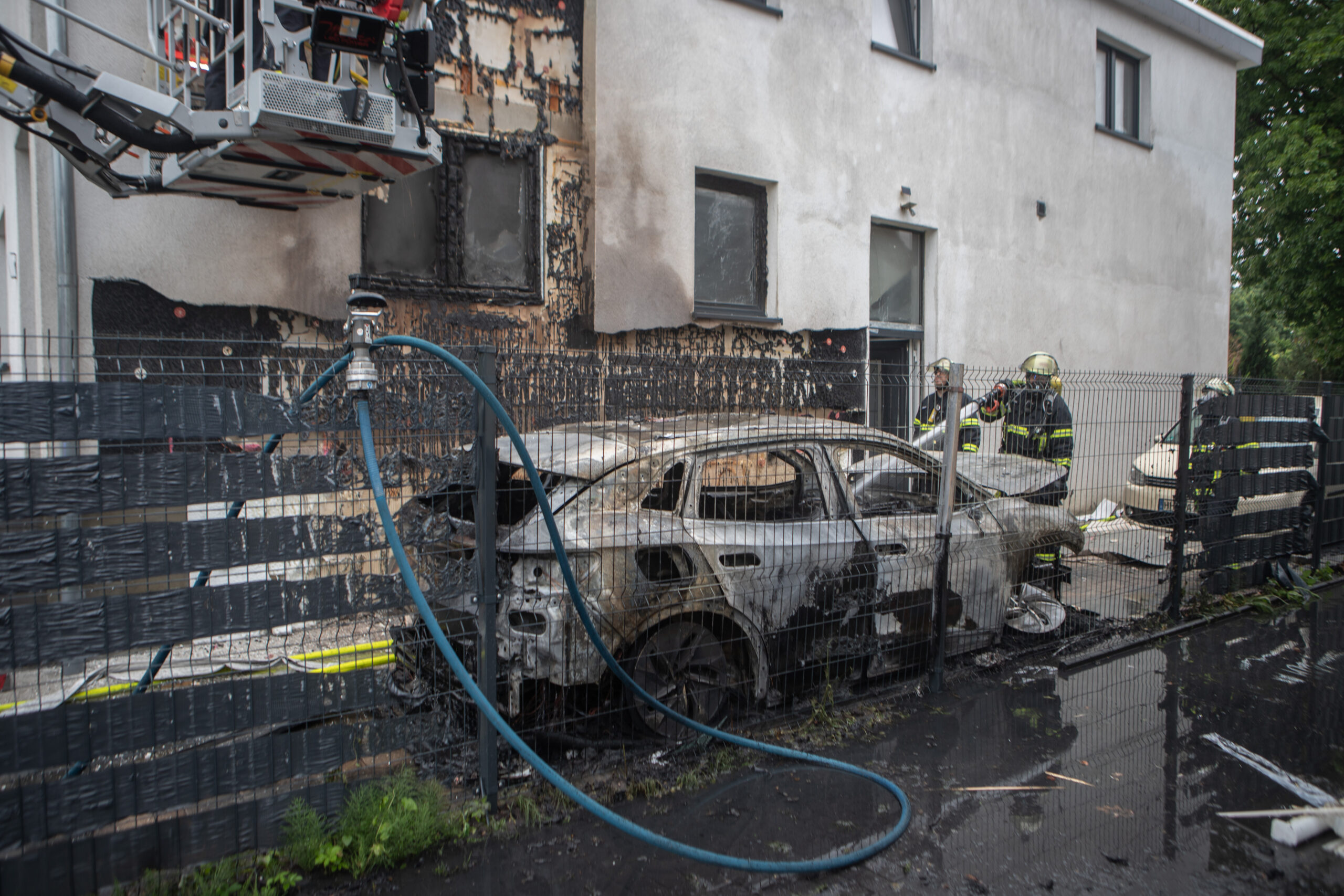 Feuerwehrleute bei den Löscharbeiten in Schnelsen.