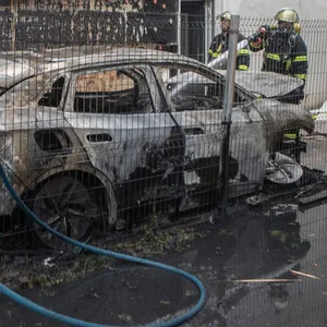 Feuerwehrleute bei den Löscharbeiten in Schnelsen.