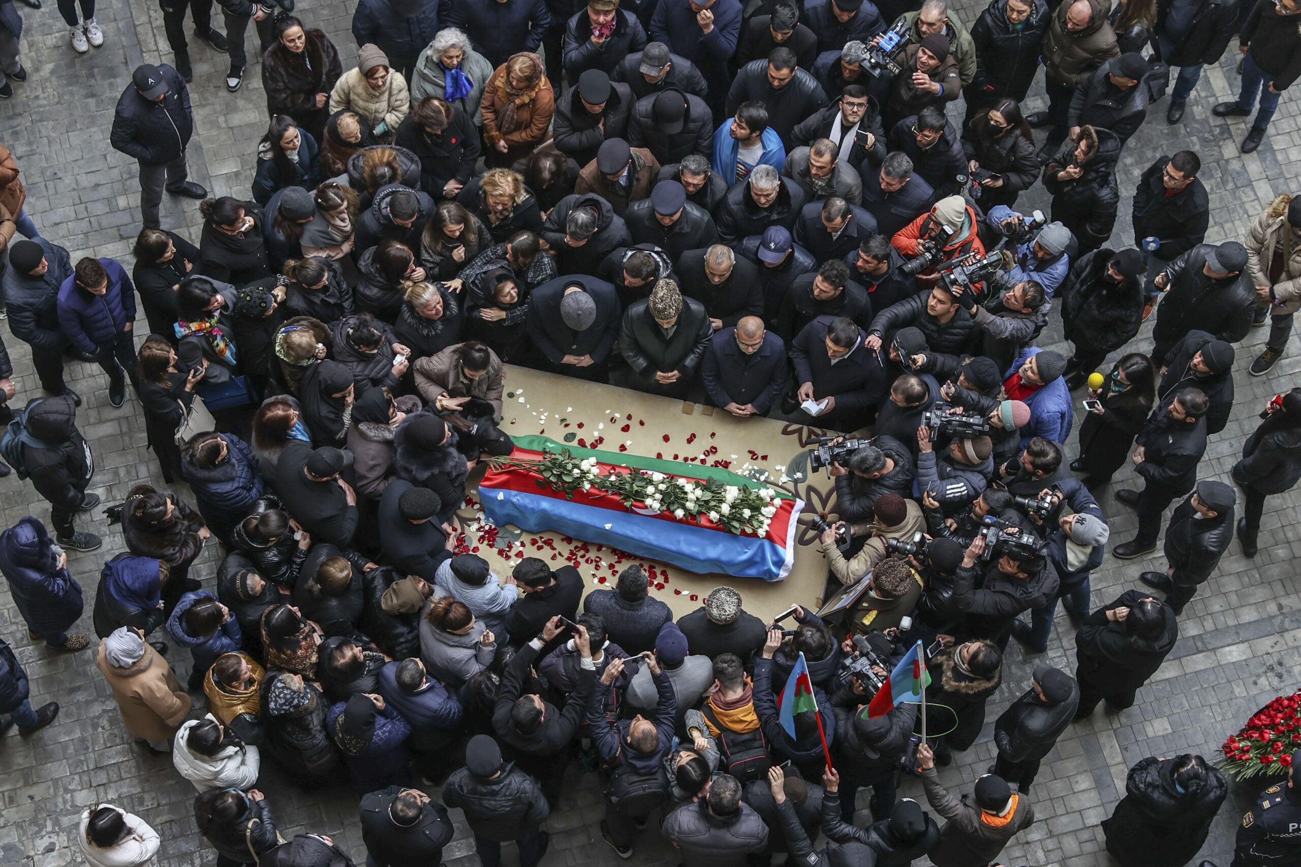 Angehörige und Freunde trauern um den Sarg mit dem Leichnam von Orkhan Rizvan Oglu Askarov, Sicherheitschef der aserbaidschanischen Botschaft in der iranischen Hauptstadt, während seiner Abschiedszeremonie.