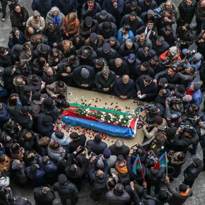 Angehörige und Freunde trauern um den Sarg mit dem Leichnam von Orkhan Rizvan Oglu Askarov, Sicherheitschef der aserbaidschanischen Botschaft in der iranischen Hauptstadt, während seiner Abschiedszeremonie.