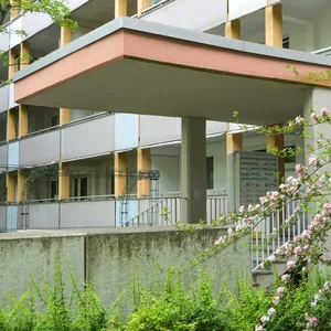 Eingang zum Wohnblock in Halle-Neustadt, vor dem es zu einem Messerangriff mit drei Verletzten kam.
