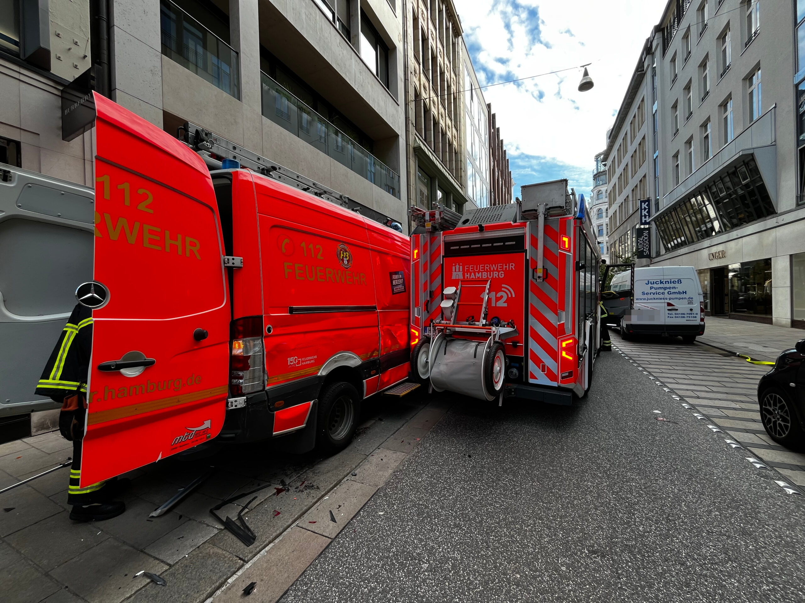 Feuerwehr fährt in Feuerwehrfahrzeug