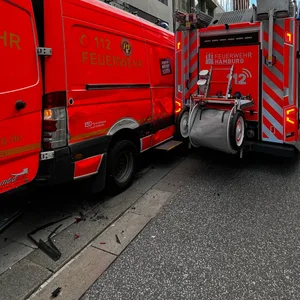 Feuerwehr fährt in Feuerwehrfahrzeug
