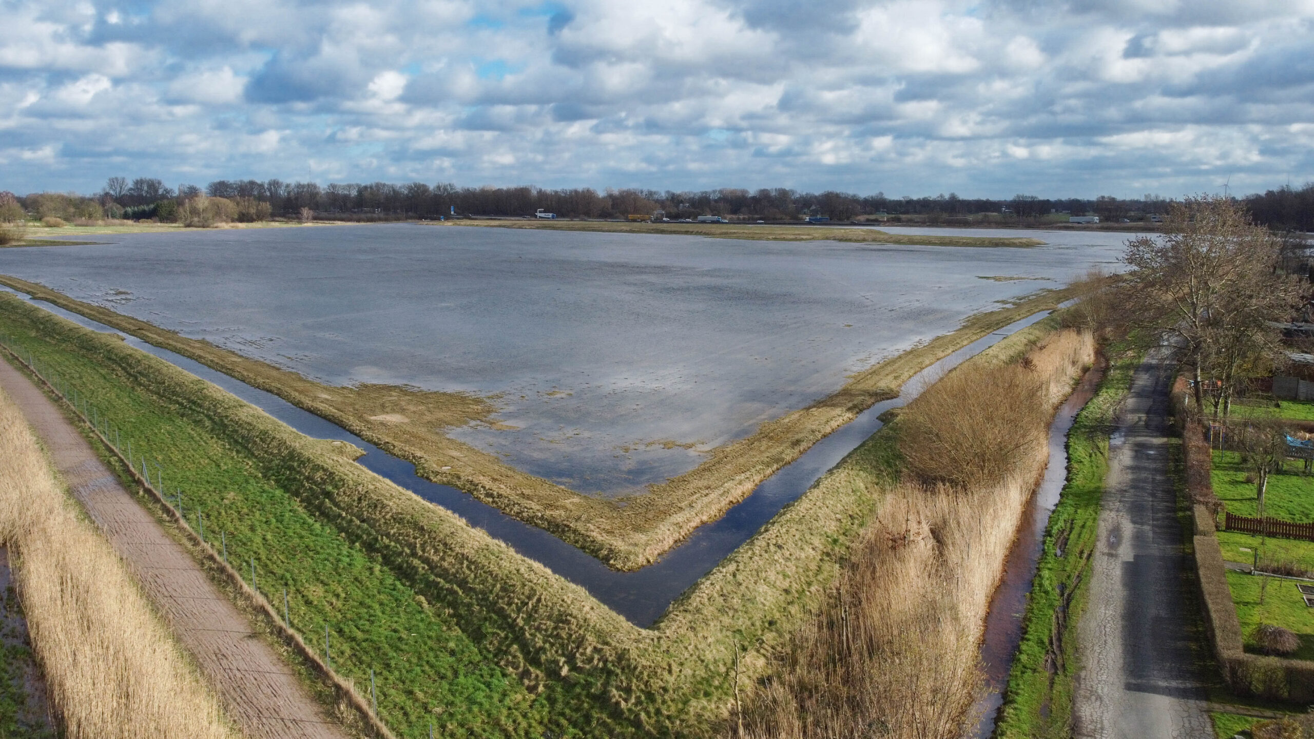 Die große Gewerbefläche an der A1-Abfahrt Harburg: Vor einem Jahr stand sie nach viel Regen unter Wasser.