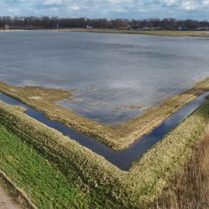 Die große Gewerbefläche an der A1-Abfahrt Harburg: Vor einem Jahr stand sie nach viel Regen unter Wasser.