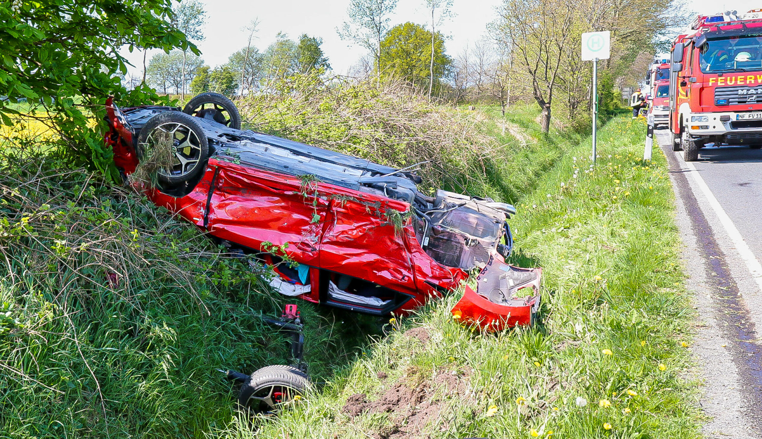 Der völlig zerstörte Audi liegt im Straßengraben. Bei dem Unfall nahe der Gemeinde Süderhackstedt wurden drei Menschen schwer verletzt.