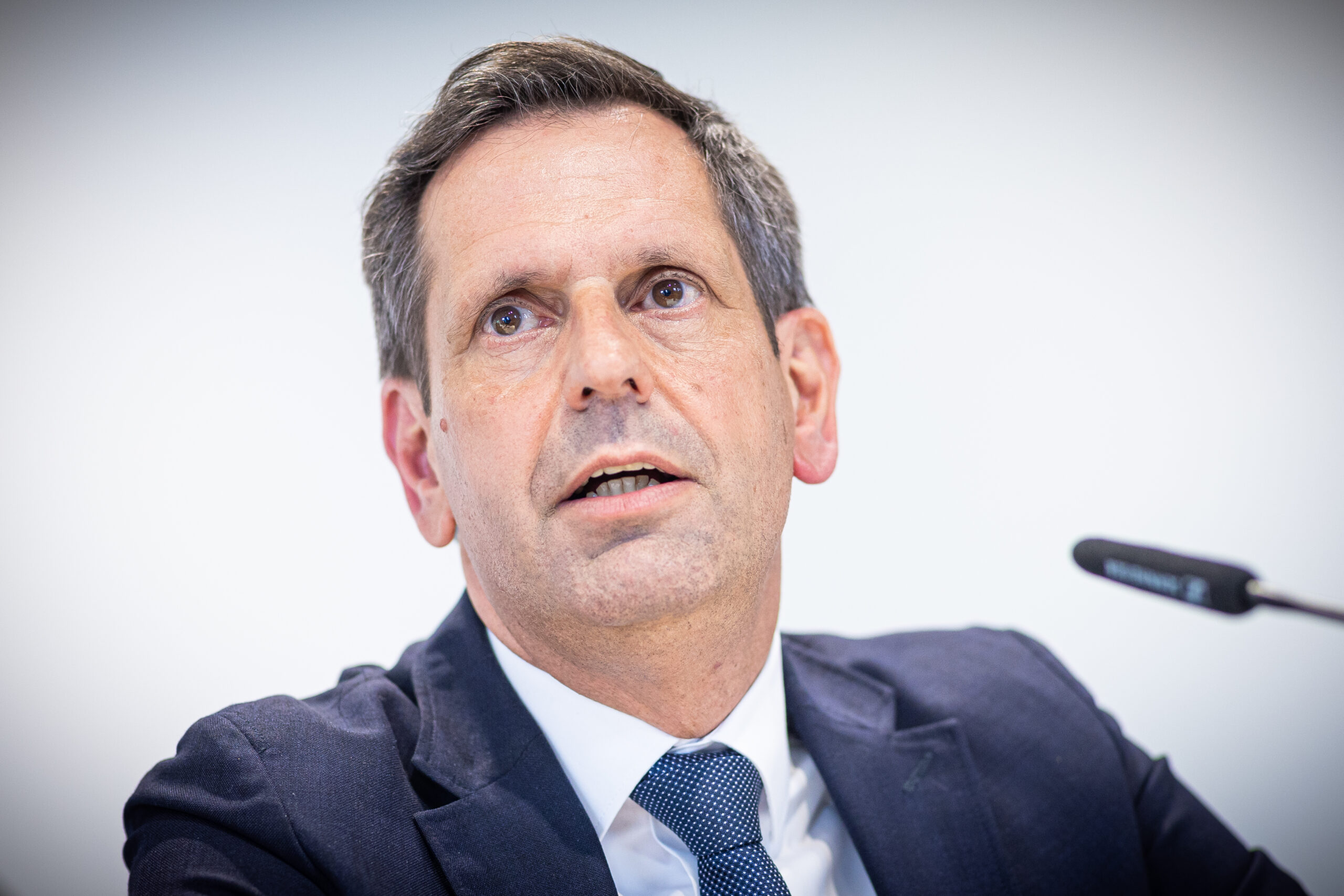 Olaf Lies (SPD), designierter Ministerpräsident von Niedersachsen, spricht auf einer Pressekonferenz.