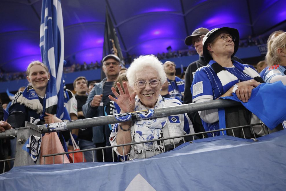 „Da denkt man, man kratzt bald ab, aber der HSV lässt einem gar nicht die Chance dazu“, sagt Fan „Oma“ Eva Maria.
