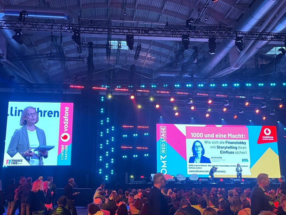Anne Brorhilker, Co-Geschäftsführerin der Bürgerbewegung Finanzwende, auf der OMR 2025.