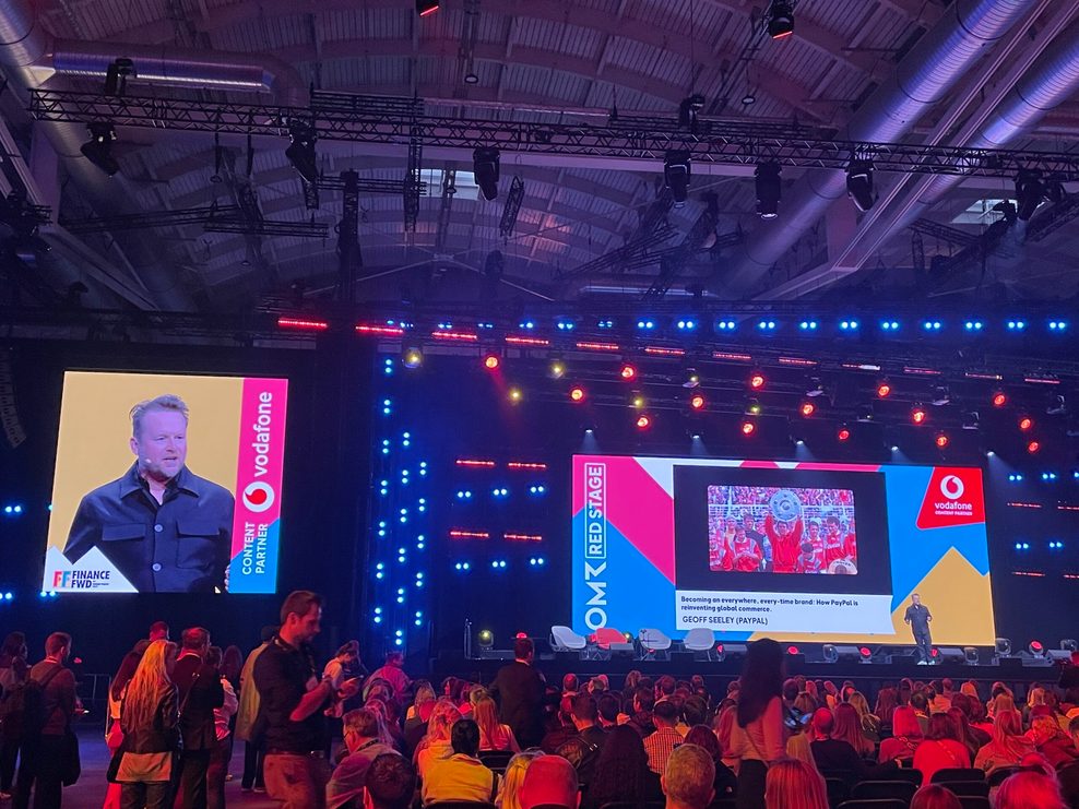 Geoff Seeley, Chief Marketing Officer von PayPal, auf der Red Stage der OMR.
