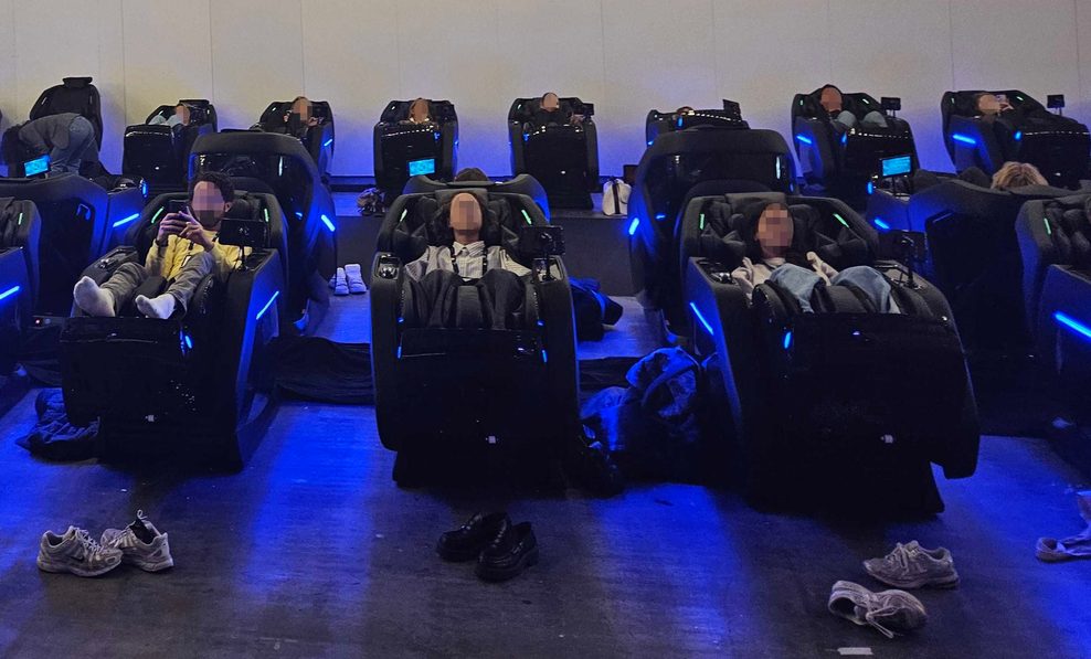 Dutzende Massagepods stehen den OMR-Besuchern zur Verfügung.