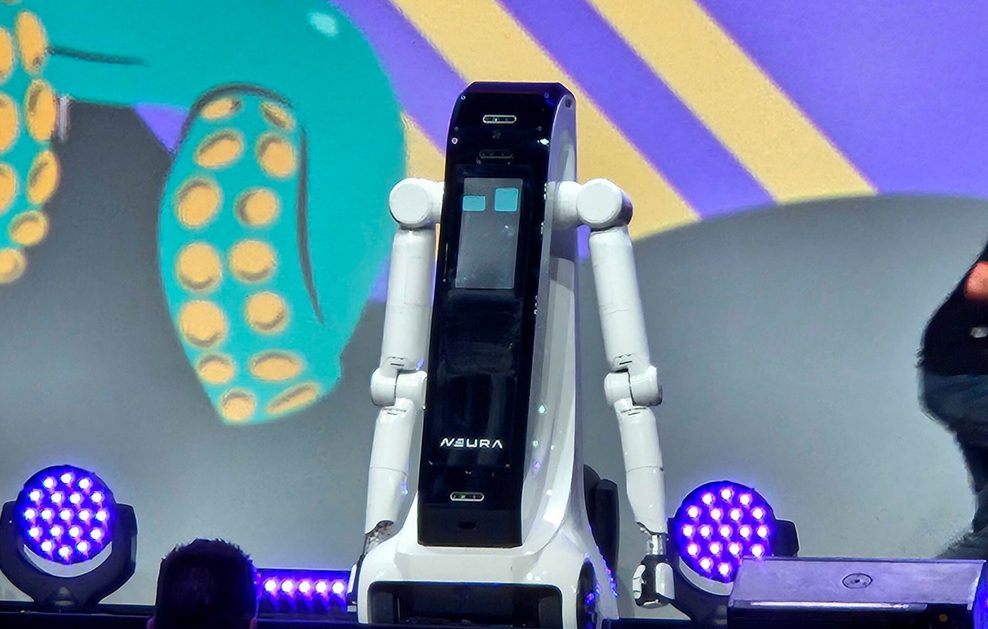 Der Haushalts-Roboter MiPA (My intelligent Personal Assistant) der Firma Neura Robotics auf der Bühne der OMR 2025.