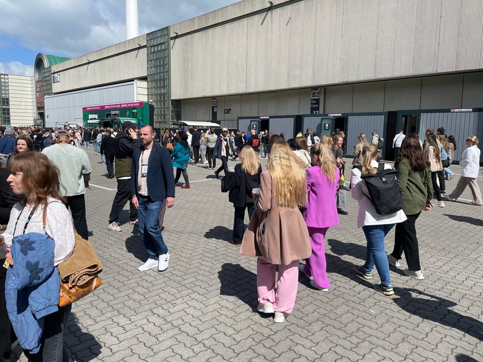 Modetechnisch ist der Business-Casual-Look auf der OMR omnipräsent.