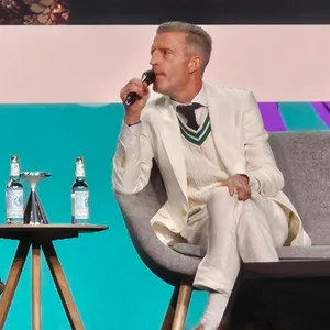 Andrea Petkovic und Benjamin von Stuckrad-Barre auf der OMR 2025.