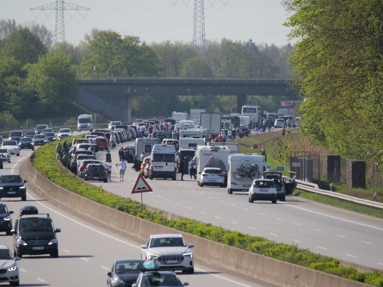 Seit dem Unfall bei Großenaspe staut sich der Verkehr auf der A7 in Richtung Hamburg.