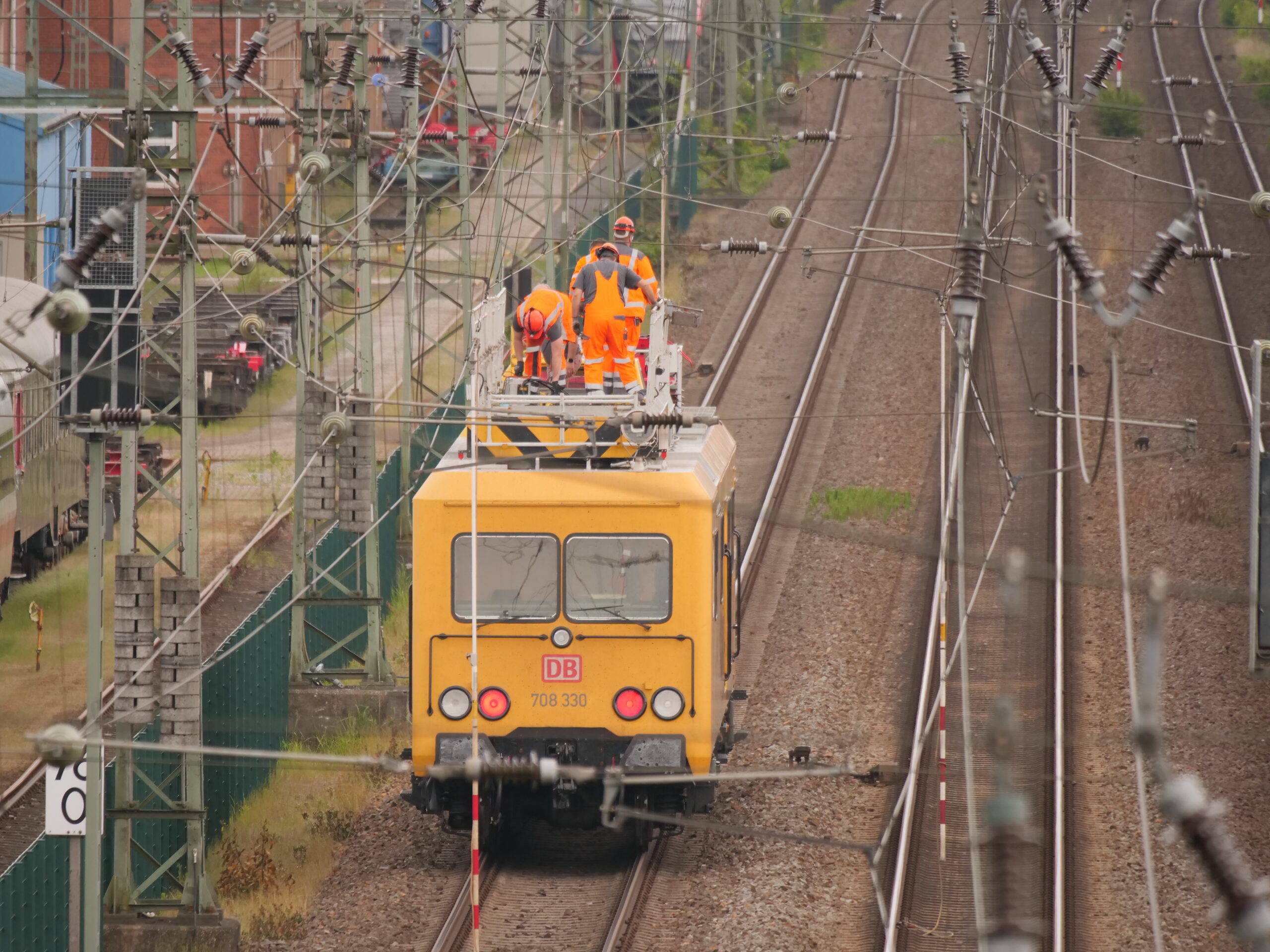 Eine gerissene Oberleitung bringt den Bahnverkehr in Schleswig-Holstein durcheinander.