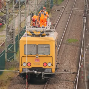 Eine gerissene Oberleitung bringt den Bahnverkehr in Schleswig-Holstein durcheinander.