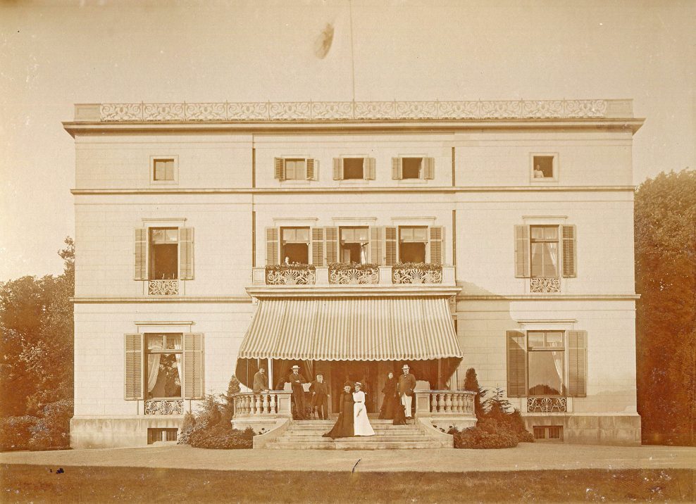 Die Familien Rücker und von Bülow auf der Terrasse des Jenisch Hauses