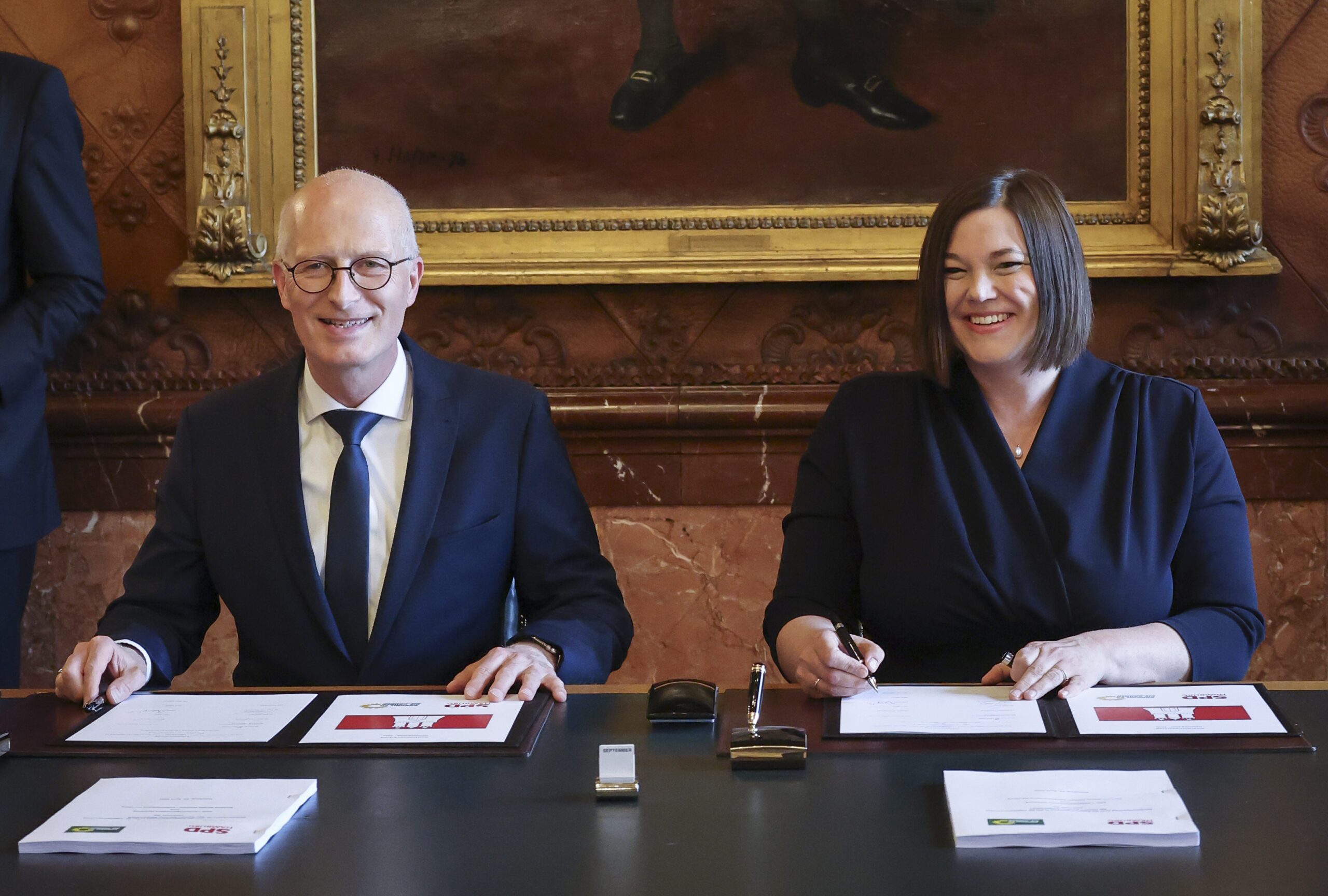 Peter Tschentscher (SPD, l), Erster Bürgermeister und Katharina Fegebank (Bündnis 90/Die Grünen), Zweite Bürgermeisterin und Senatorin für Wissenschaft, Forschung und Gleichstellung, bei der Unterzeichnung des Koalitionsvertrages im Kaisersaal im Rathaus.