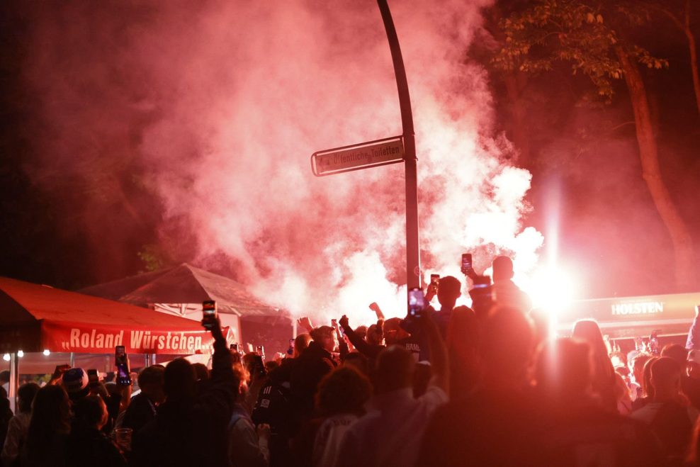 4:1 für den Hamburger Sportverein: Rund um das „Picknick“, eine HSV-Kult-Gaststätte am Stadion, wird ausgiebig gefeiert – auch mit Bengalos.