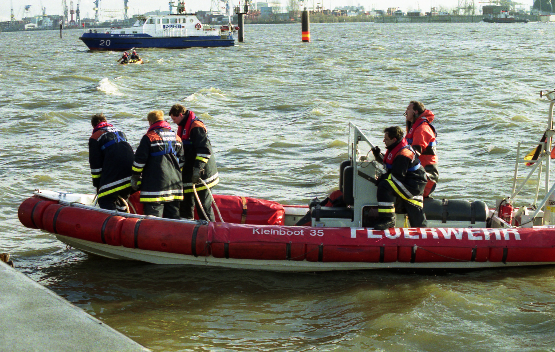 Am Fischmarkt: Polizei und Feuerwehr retten Frau aus Elbe