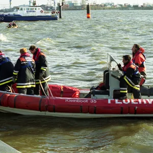 Am Fischmarkt: Polizei und Feuerwehr retten Frau aus Elbe