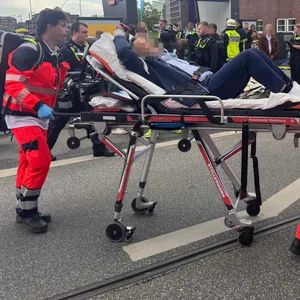 Rettungskräfte transportieren ein Opfer der Messerattacke am Hamburger Hauptbahnhof ab.