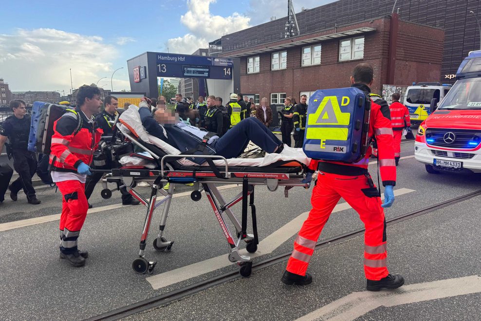 Rettungskräfte transportieren ein Opfer der Messerattacke am Hamburger Hauptbahnhof ab.