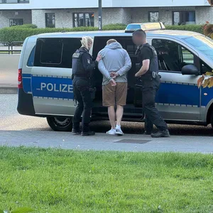 Polizisten führen einen Mann ab