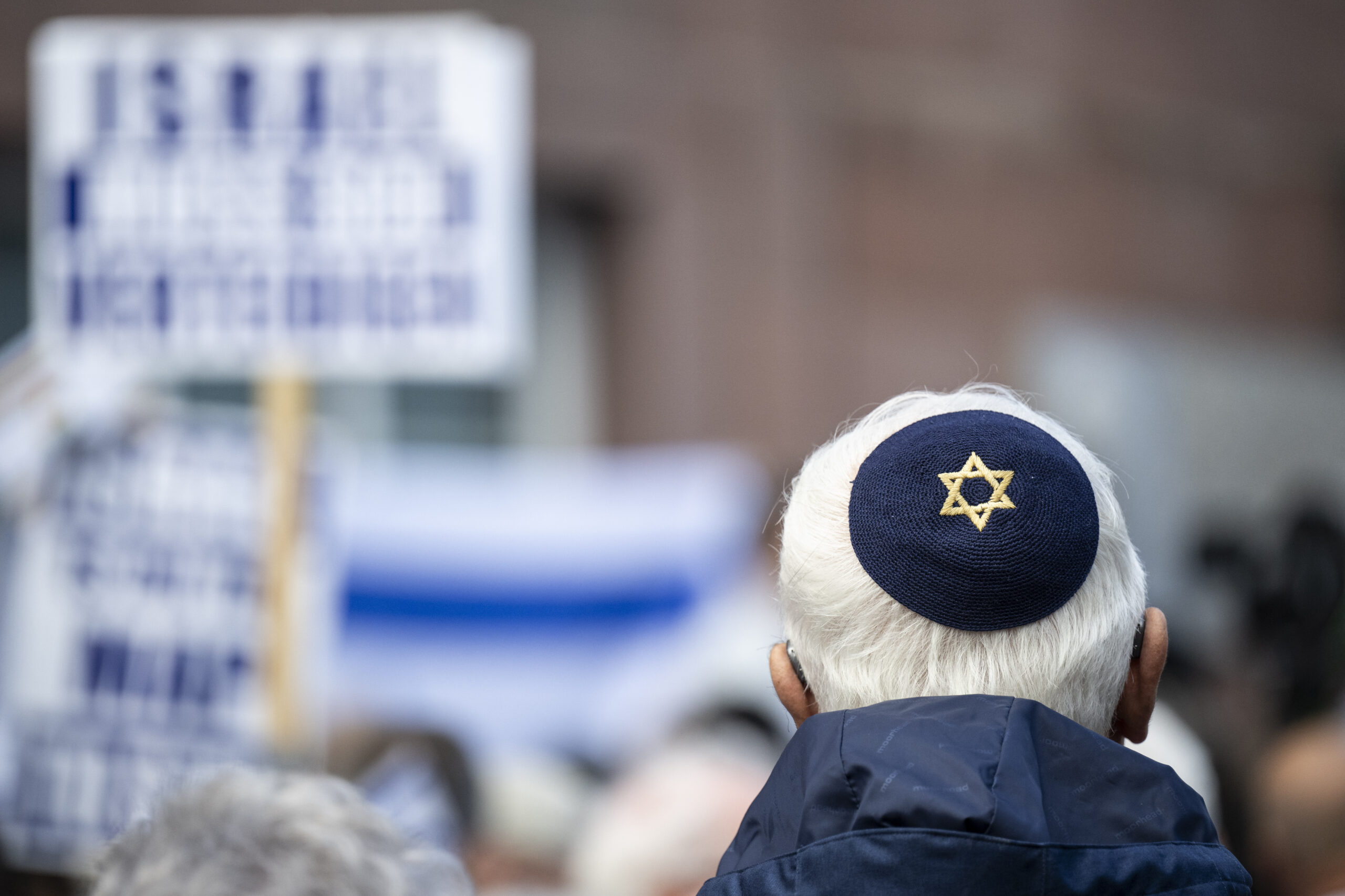 Ein Teilnehmer einer Pro-Israel-Kundgebung trägt eine Kippa mit Davidsstern vor der Paulskirche in Frankfurt. (Symbolbild)