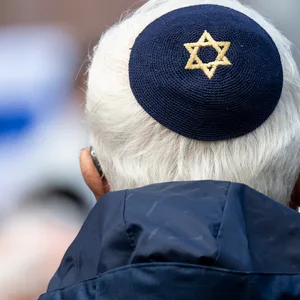 Ein Teilnehmer einer Pro-Israel-Kundgebung trägt eine Kippa mit Davidsstern vor der Paulskirche in Frankfurt. (Symbolbild)