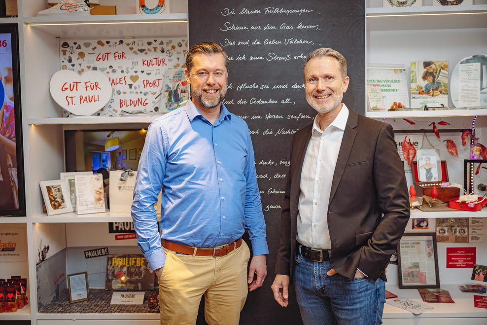 Tauschen sich aus: Haspa-Filialdirektor Christian Schley (r.) und Sebastian Weyhing, Geschäftsführer des „Haus 5“.