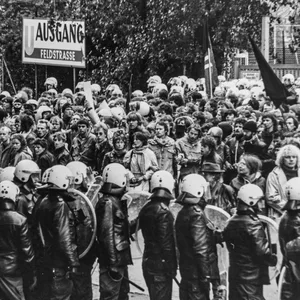 Am 8. Juni 1986 haben Polizisten am Heiligengeistfeld unterhalb des Hochbunkers Feldstraße Atomkraft-Gegner „eingekesselt“.