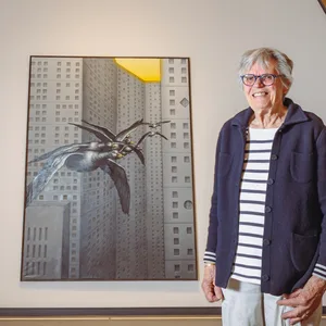 Maike Bruhns bei der Ausstellung ihrer Kunstsammlung in einer Kulturkirche in Fuhlsbüttel.