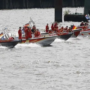 Die Flotte der DLRG flitzt am Samstagmittag über die Elbe.