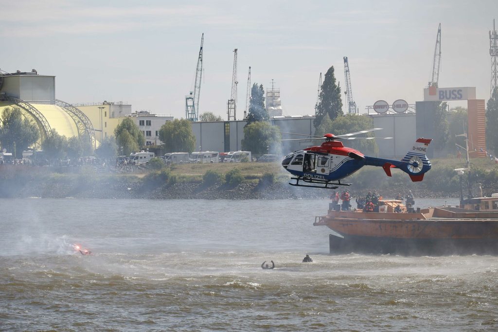 Hubschrauber über Wasser