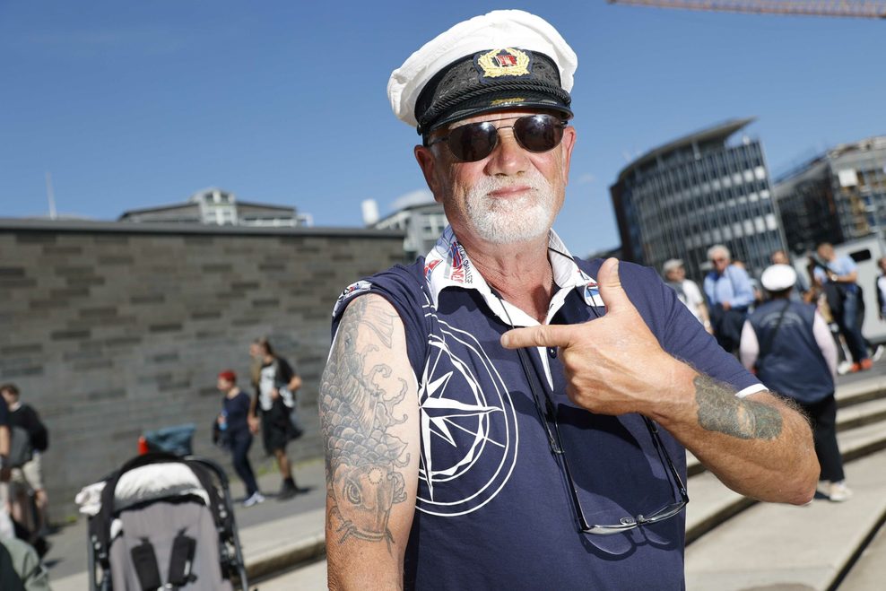 Andreas Körner ist eine Art Koberer für Hafenrundfahrten: Er lockt die Touristen auf die Schiffe.