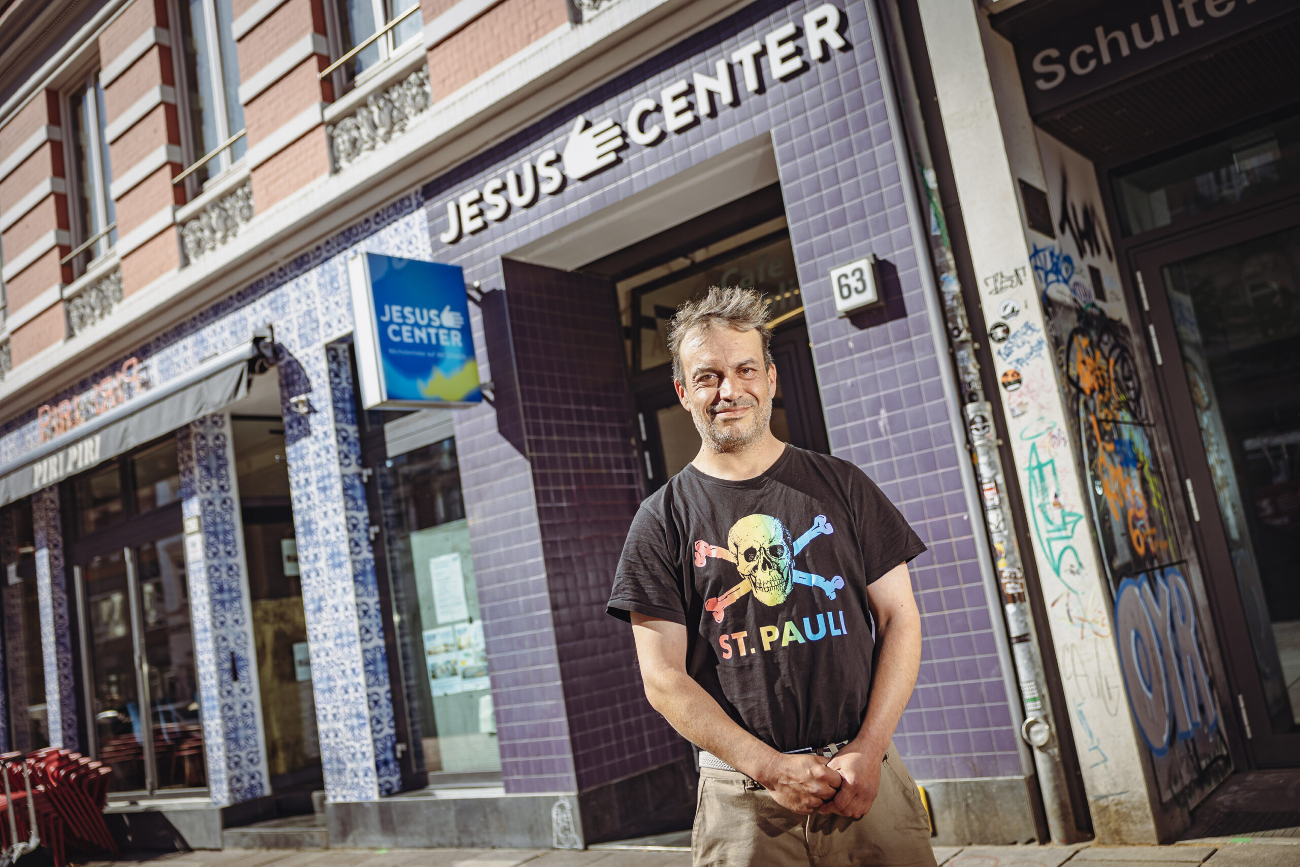 Stifter Garlef Körner (45) vor dem Jesus Center im Schanzenviertel.