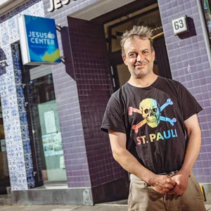 Stifter Garlef Körner (45) vor dem Jesus Center im Schanzenviertel.