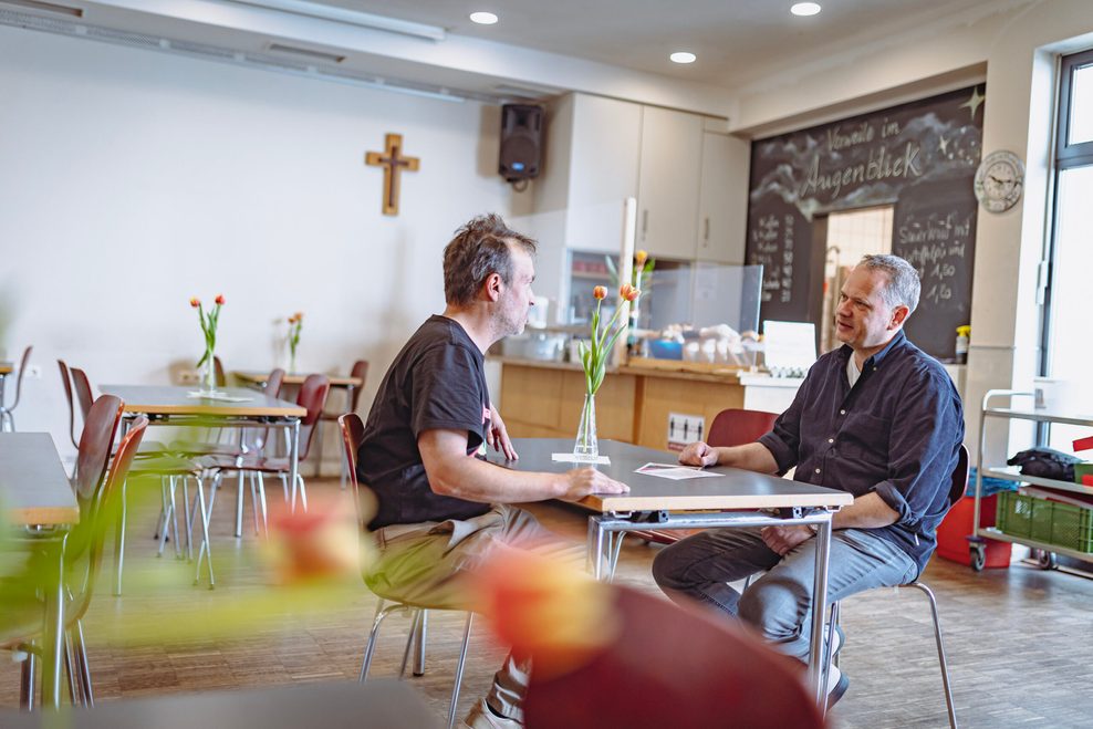 Stifter Garlef Körner (l.) mit Andreas Grenz (55), Vorstand des Jesus Centers, im „Café Augenblicke“. 
