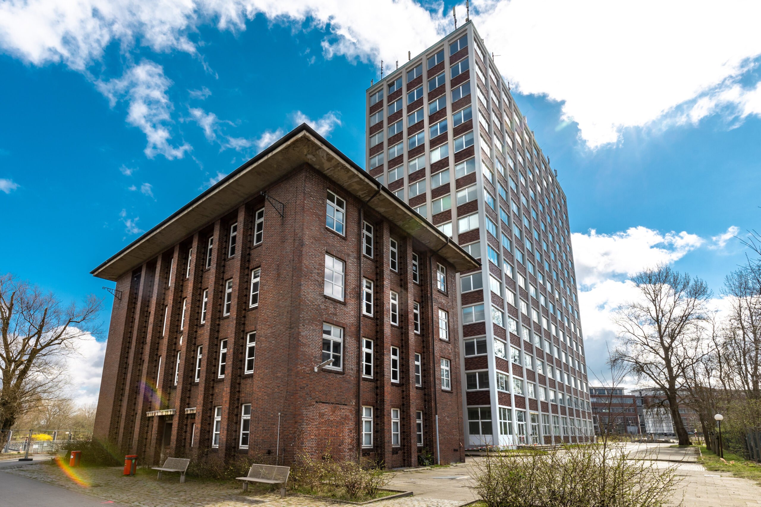 Das ehemalige Verwaltungsgebäude der Howaldtwerke-Deutsche Werft. Der Rotklinkerbau vorne sollte erhalten, der Nachkriegsbau hinten abgerissen werden.