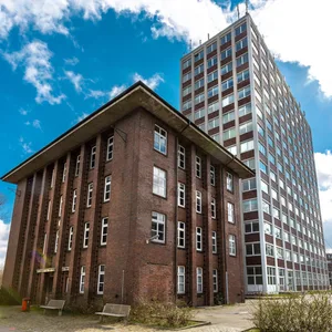 Das ehemalige Verwaltungsgebäude der Howaldtwerke-Deutsche Werft. Der Rotklinkerbau vorne sollte erhalten, der Nachkriegsbau hinten abgerissen werden.