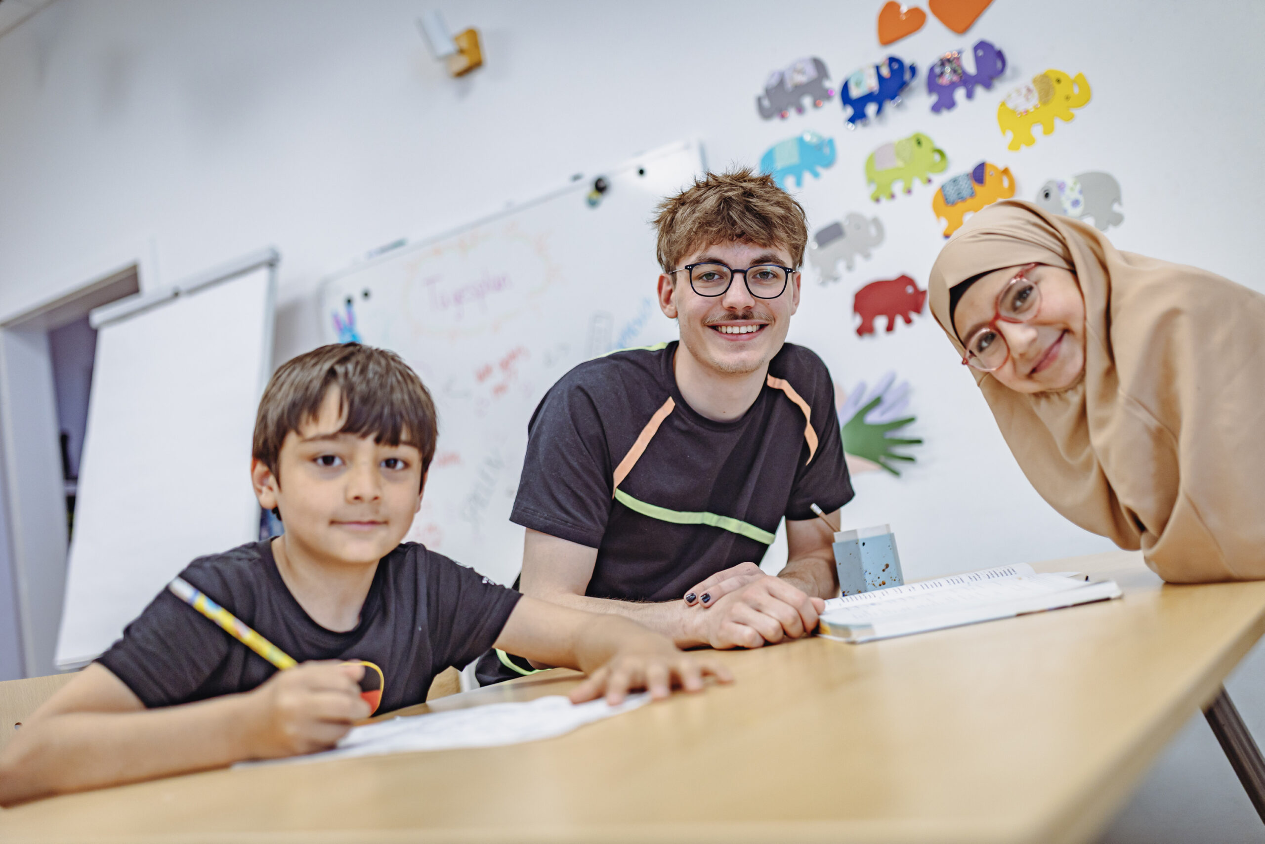Edgar (Mitte) ist seit August 2024 Bildungspate in der Tauschbar in Steilshoop. Hier mit Ahmed (9) und Ghaza (11).