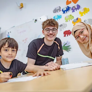 Edgar (Mitte) ist seit August 2024 Bildungspate in der Tauschbar in Steilshoop. Hier mit Ahmed (9) und Ghaza (11).