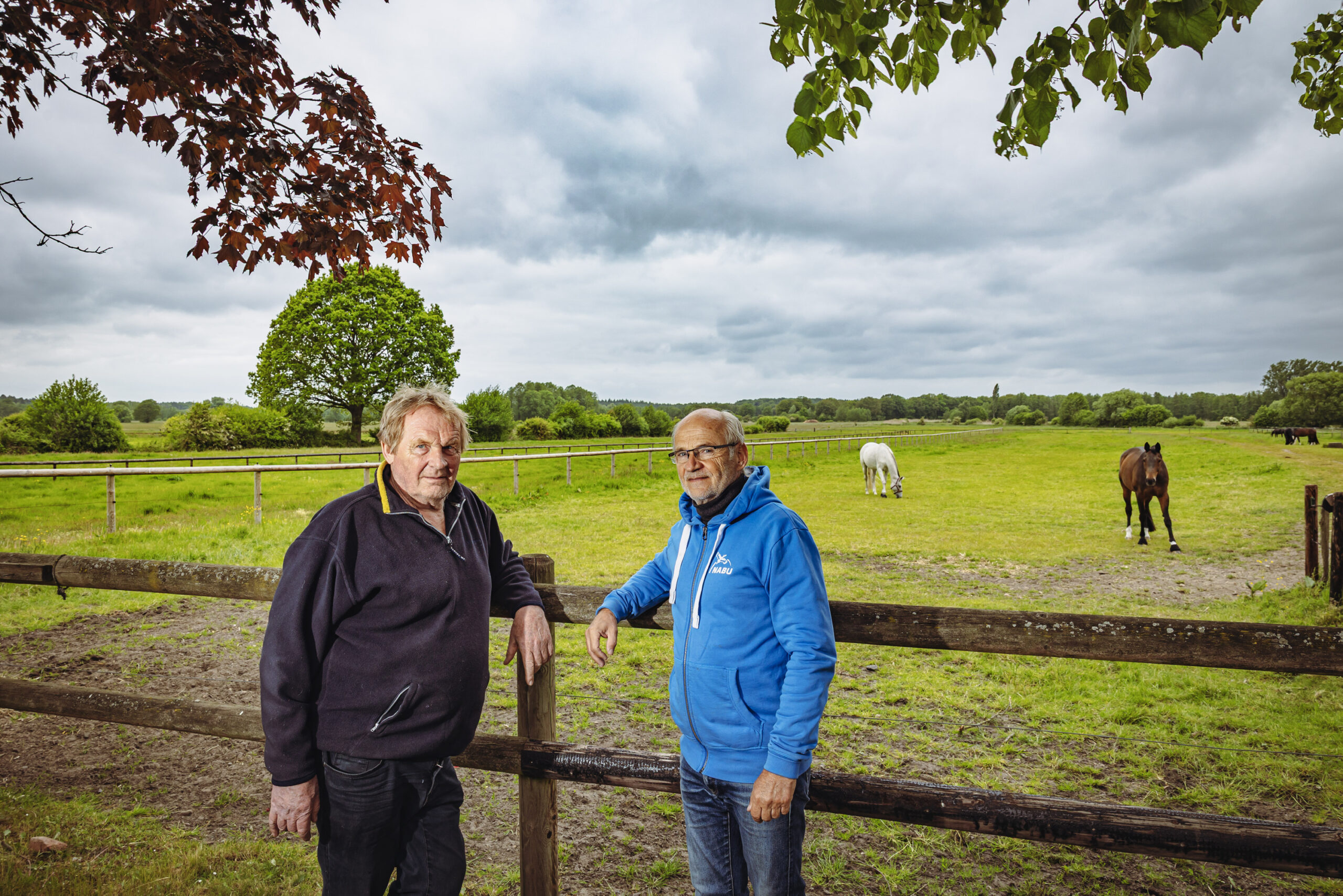 Landwirt Jochen Ramcke (69, l.) an seiner Pferdeweide im Landschaftsschutzgebiet. Neben ihm Thomas Eckhoff (69) vom Nabu West – er will die Artenvielfalt in Rissen bewahren.